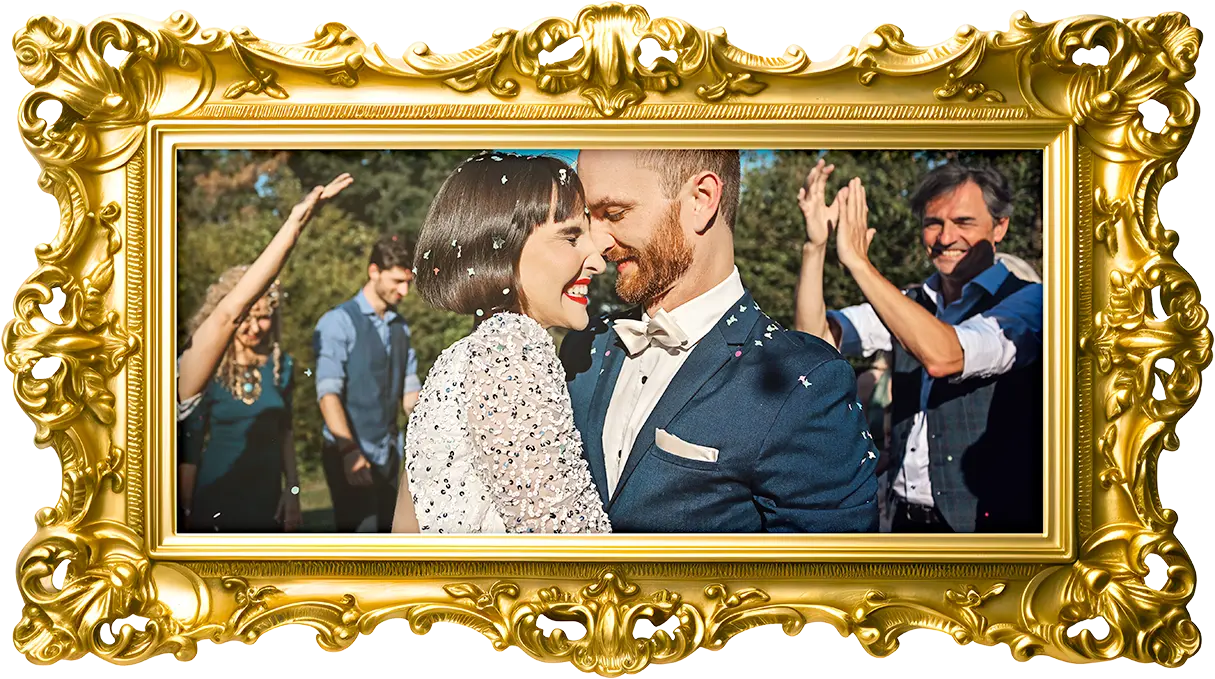 Smějící se novomanželé na svatební fotografii ve zlatém rámu